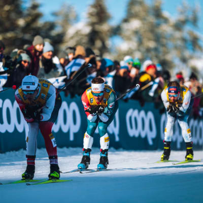 Ison-Britannian James Clugnet hiihtää Salpausselän kisoissa 2022.