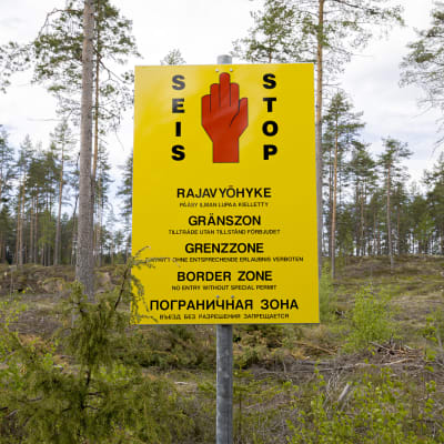 Rajavyöhykkeestä varoittava kyltti metsän reunassa Kurkelan kylässä Virolahdella.