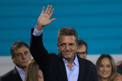 Peronisten Sergio Massa erkände sig snabbt besegrad. Han sa sig hoppas att den nye presidenten kan garantera de politiska, sociala och ekonomiska funktionerna i landet. 