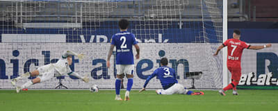 Schalkebacken Juan Miranda (nummer 3) styr in bollen i eget mål.