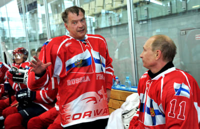 Sauli Niinistö och Vladimir Putin i hockeykläder. De pratar med varandra.
