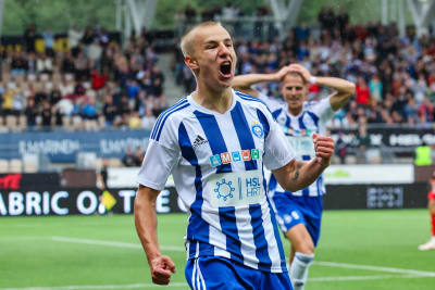 Topi Keskinen firar sitt mål.