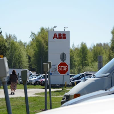 Bilparkering vid Strömberg park i Vasa.