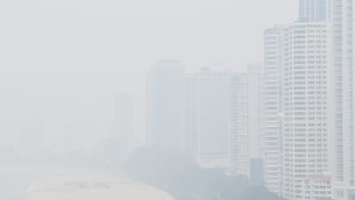 Hus som knappt syns genom smogen i Georgetown, västra Malaisien.