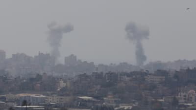 Israel har bombat tiotals mål i tätt bebodda Gaza under det senaste dygnet