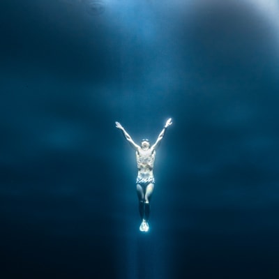 Vapaasukeltaja Tommi Pasasen ottama taiteellinen kuva sukeltajasta johon valo tekee upean tunnelman.