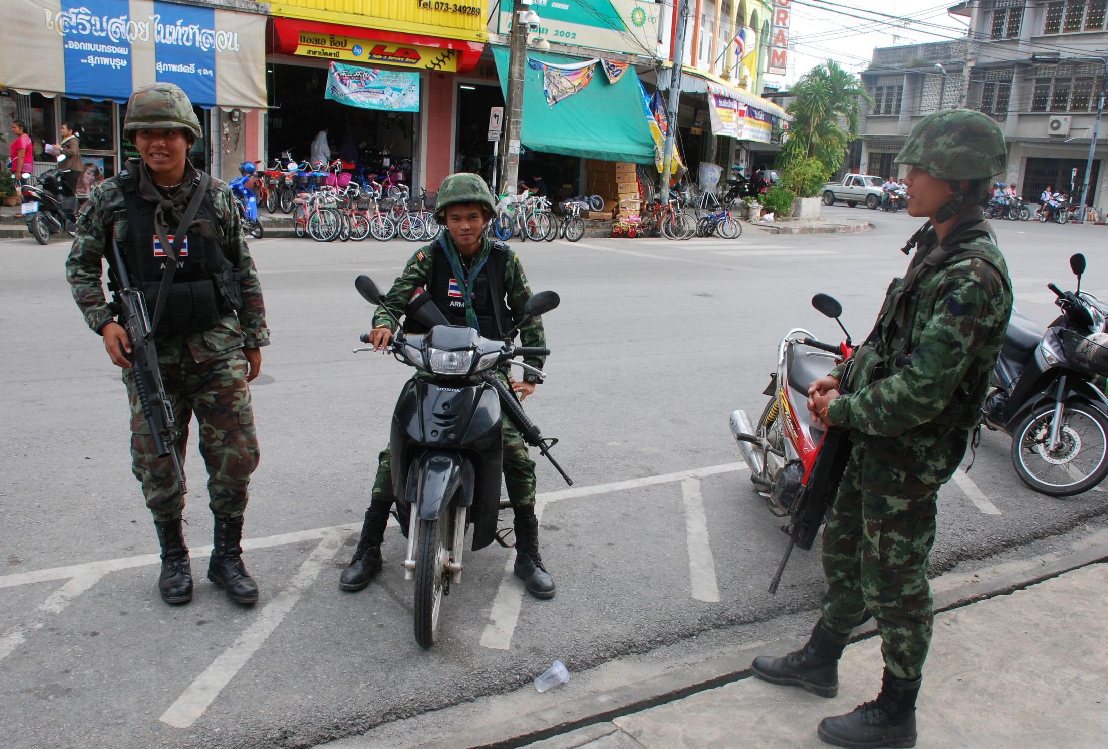 Soldater patrullerar i thailändska Pattani.