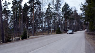 Bil kör längs Vålaxvägen i Borgå