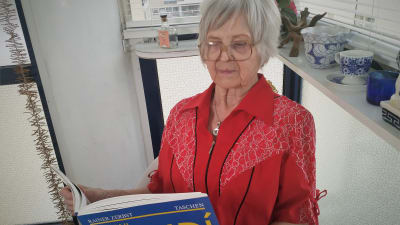 äldre dam läser