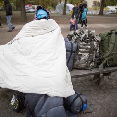 En man från Afghanistan försöker hålla sig varm i Berlin.