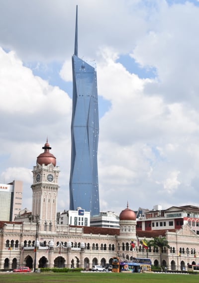 Världens nästa högsta skyskrapa reser sig över koloniala byggnader i centrum av Kuala Lumpur.