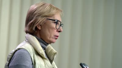 Den ukrainska människorättsombudsmannen Ljudmila Denisova i väst och grå tröja framför mikrofoner.