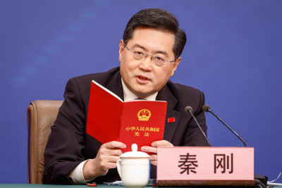 Kinas utrikesminister Qin Gang läser ur den kinesiska grundlagen då han kommenterade en fråga om Taiwan den 7 mars år 2023.