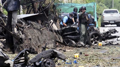 Muslimrebeller i södra Thailand utförde på söndagen ett tjugotal bombattacker mot bland annat  vägspärrar