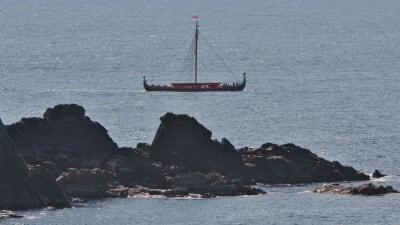 Ett vikingaskepp till sjöss.