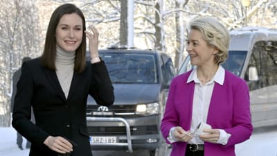 Statsminister Sanna Marin och EU-kommissionens ordförande Ursula von der Leyen står leende bredvid varandra. Marin har en svart dräkt, von der Leyen en cerise kavaj.