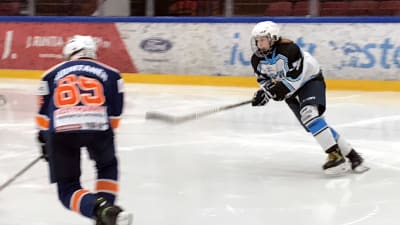 En ishockeyspelare svänger i hård fart.