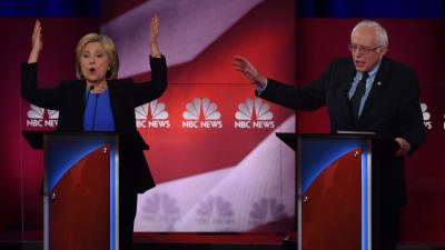 Hillary Clinton och Bernie Sanders i den tv-sända presidentvalsdebatten i Charleston den 17 januari  2016.