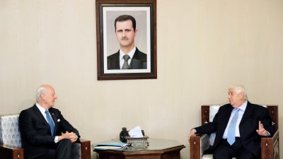 FN-sändebudet Staffan de Mistura (tv) är medlare mellan den syriska regeringen och oppositionenn. de Mistura träffade Syrien biträdande premiärminister och utrikesminister Walid al-Moallem på måndagen i Damaskus.