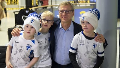 Markku Kanerva poserar med barn.