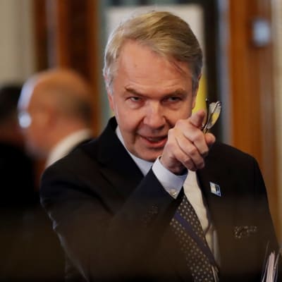 Pekka Haavisto osoittaa sormella kohti jotakin kuvattuna suoraan edestäpäin.