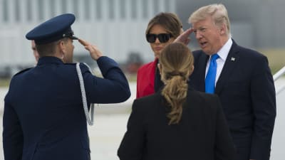 Donald och Melania Trump hälsas välkomna på Paris Orly flygfältet då de stigit av Air Force One. 
