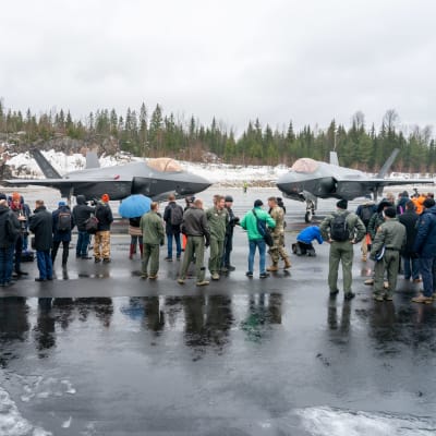 Median edustajia Lockheed Martin F-35 Lightningin esittelytilaisuudessa Pirkkalassa.