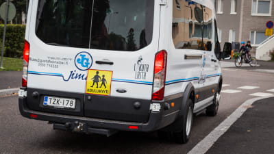 Bil som transporterar skolelever