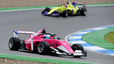 Emma Kimiläinen i den första W Series-tävlingen 2019 i Hockenheim. 
