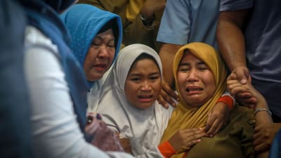 Olyckliga familjemedlemmar till passagerare samlades på flygplatsen i Pangkal Pinang. 