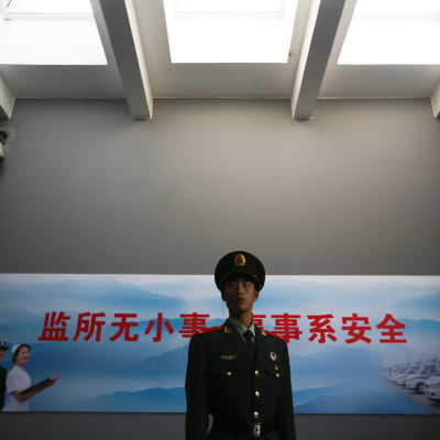 Arkivbild på vakt vid huvudingången till ett fängelse i Peking 25.10.2012
