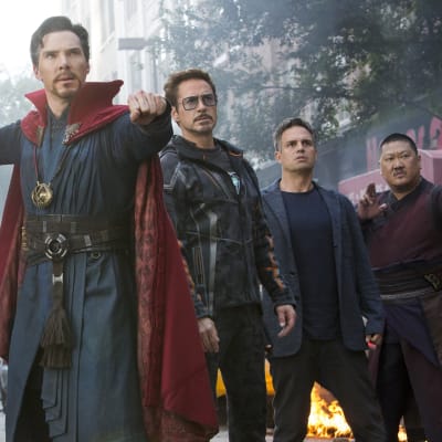 Doctor Strange, Iron Man, Hulken och Doktor Stranges vapendragare poserar.