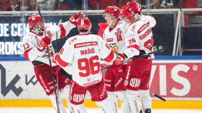 Spelare i Sport firar ett mål.