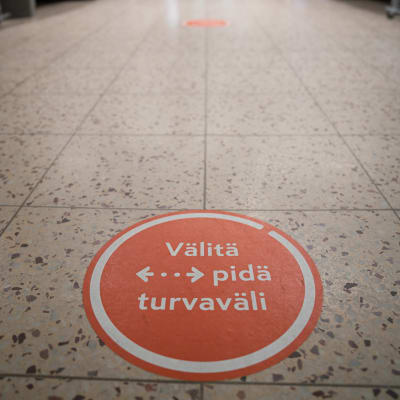 Turvaväli-opastinkyltti Citymarketissa koronavisruspandemian aikaan 2020.