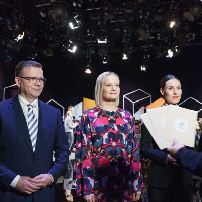 Petteri Orpo, Riikka Purra ja Sanna Marin vaalistudiossa arpomassa puhejärjestystä.