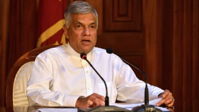 Sri Lankas premiäminister Ranil Wickremesinghe under en presskonferens i Colombo 21.4.2019 