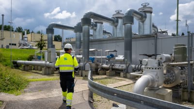 En anställd vid en lagringsstation för naturgas i Bierwang, södra Tyskland.