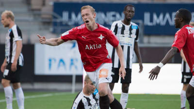 Mikael Forssell firar ett mål i hemmamatchen mot VPS.