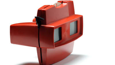 Bild av en View-Master, röda plastkikare där man kan lägga in bilder för att se den tredimensionellt.