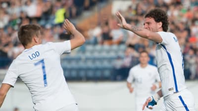 Mehmet Hetemaj och Robin Lod firar mål, Finland-Liechtenstein 2017.