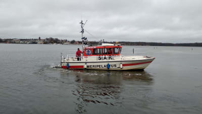Ekenäs sjöräddares räddningsbåt Ajax i vatten. I bakgrunden ser man Ekenäs centrum.