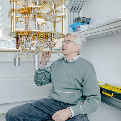 Professori Pertti Hakonen Aalto-yliopiston teknillisen fyysiikan laitoksen laboratoriossa.