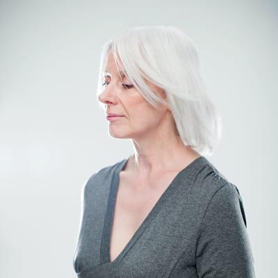 kvinna med vitt hår