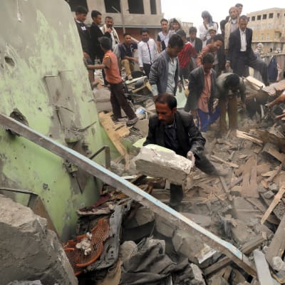 Minst två personer dödades i en attack mot en skola invid ett torg i Sanaa i Jemen i juli
