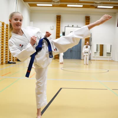 Emma Johansson övar taekwondo.
