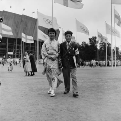 Japanilaisen Asahi-lehden lapsitoimittajat Olympiastadionin edustalla (1952).