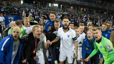 Finska herrlandslagsspelare vrålar ut sin glädje.
