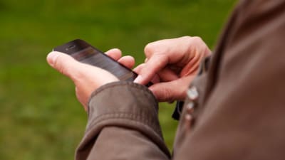 Händer och smarttelefon.