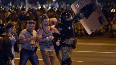 Mellakkapoliisi ottaa mielenosoittajia kiinni Valko-Venäjän Minskissä sunnuntaina 9. elokuuta.