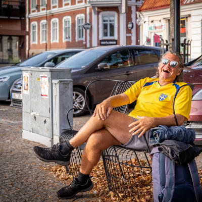 SD-väljaren Stefan sitter på en stol med Sveriges fotbollsskjorta på sig.